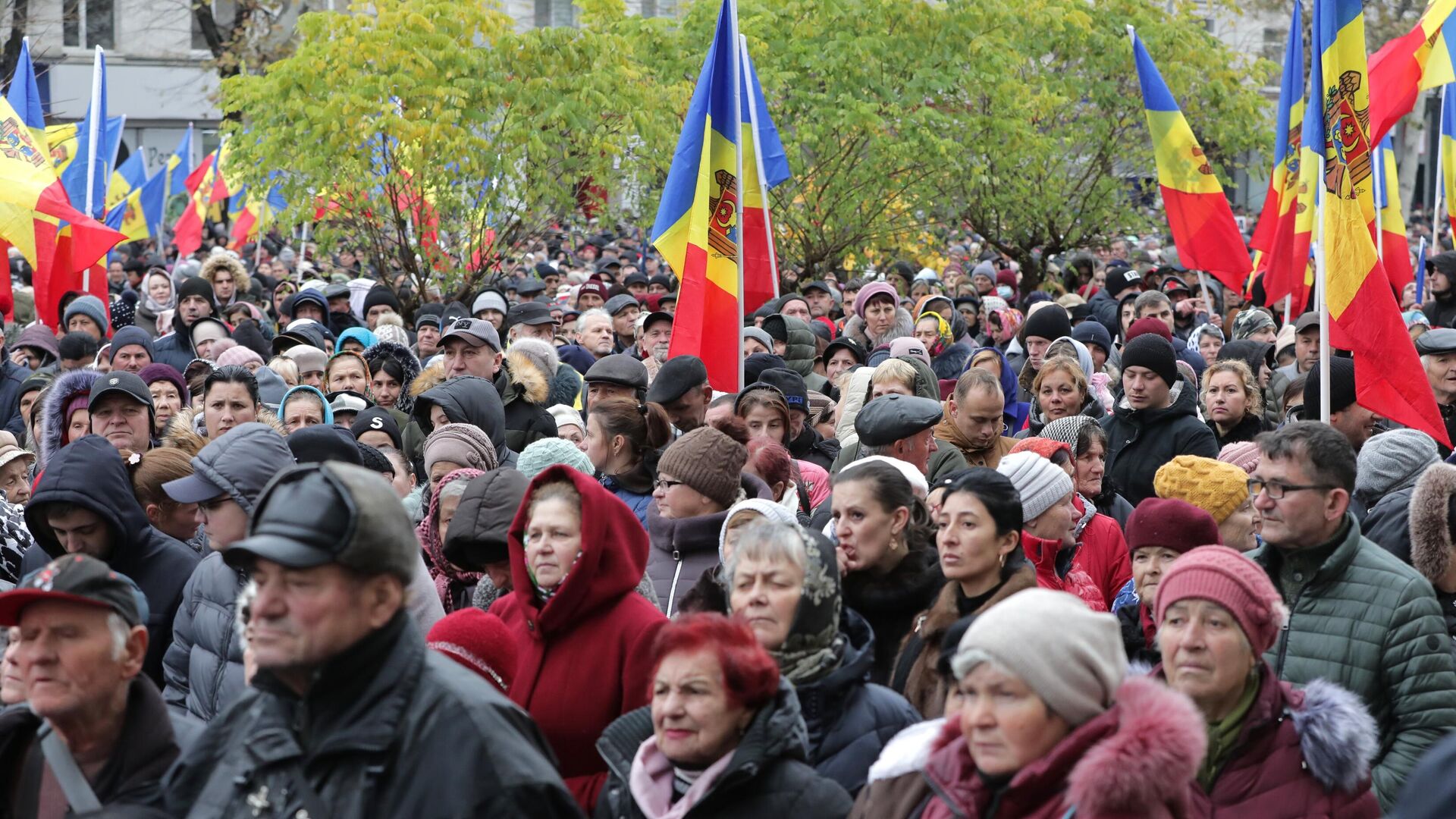 Участники акции протеста оппозиции, обвиняющие действующую власть в неспособности справиться с кризисом в Молдавии, перед зданием генеральной прокуратуры Молдавии в Кишиневе - РИА Новости, 1920, 20.11.2022