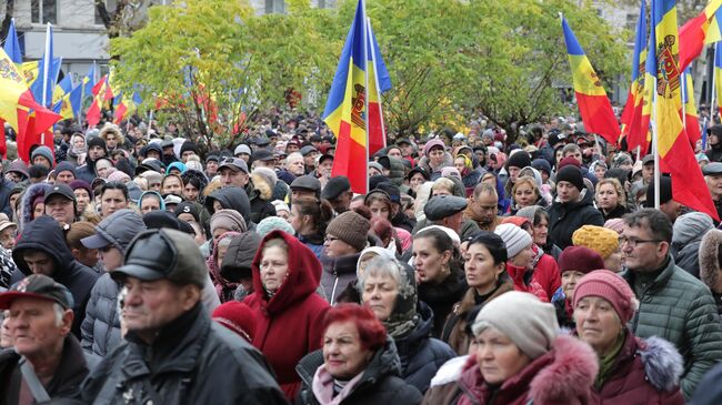 Участники акции протеста оппозиции, обвиняющие действующую власть в неспособности справиться с кризисом в Молдавии, перед зданием генеральной прокуратуры Молдавии в Кишиневе