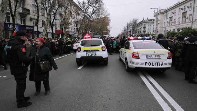 Сотрудники полиции и участники акции протеста оппозиции перед зданием генеральной прокуратуры Молдавии в Кишиневе