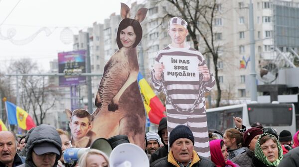 Участники акции протеста оппозиции перед зданием генеральной прокуратуры Молдавии в Кишиневе