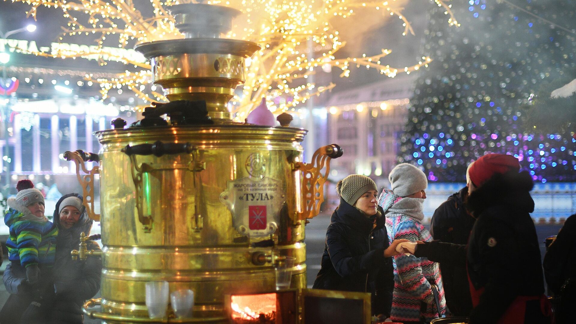 Огромный тульский самовар, установленный на площади Ленина рядом с Успенским собором в Туле - РИА Новости, 1920, 22.11.2022