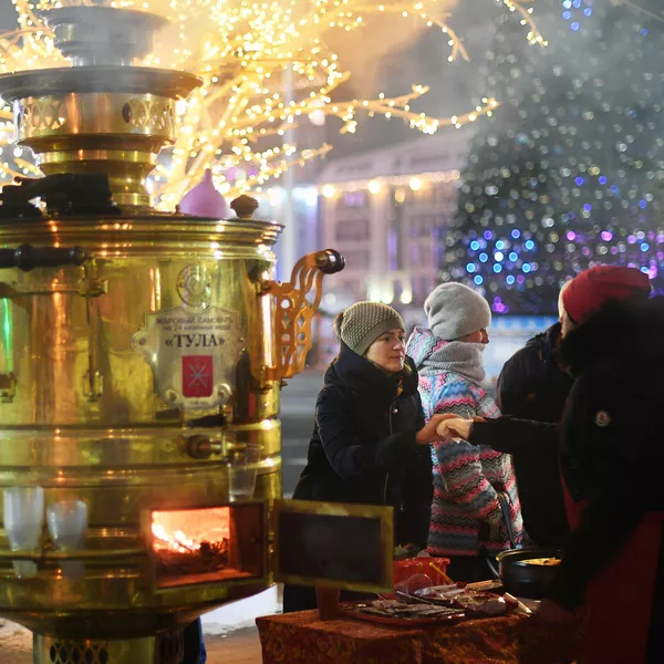 Огромный тульский самовар, установленный на площади Ленина рядом с Успенским собором в Туле Огромный тульский самовар, установленный на площади Ленина рядом с Успенским собором в Туле
