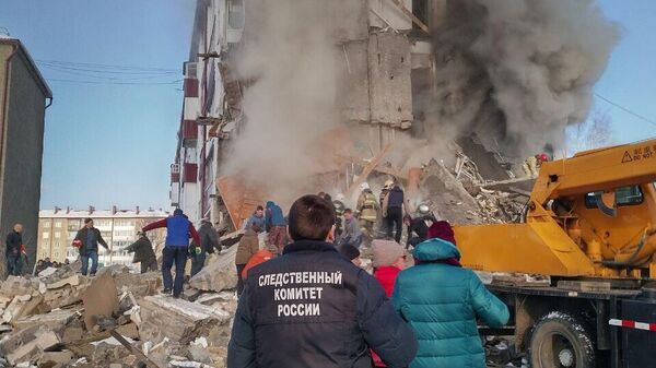 Следователи на месте обрушения жилого дома в поселке Тымовское Сахалинской области