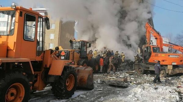 Разбор завалов на месте обрушения дома в поселке Тымовское Сахалинской области
