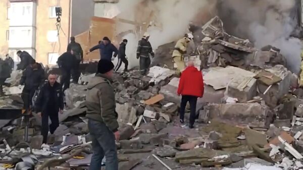 На месте обрушения дома в поселке Тымовское Сахалинской области. Кадр из видео