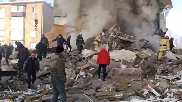 На месте обрушения дома в поселке Тымовское Сахалинской области. Кадр из видео