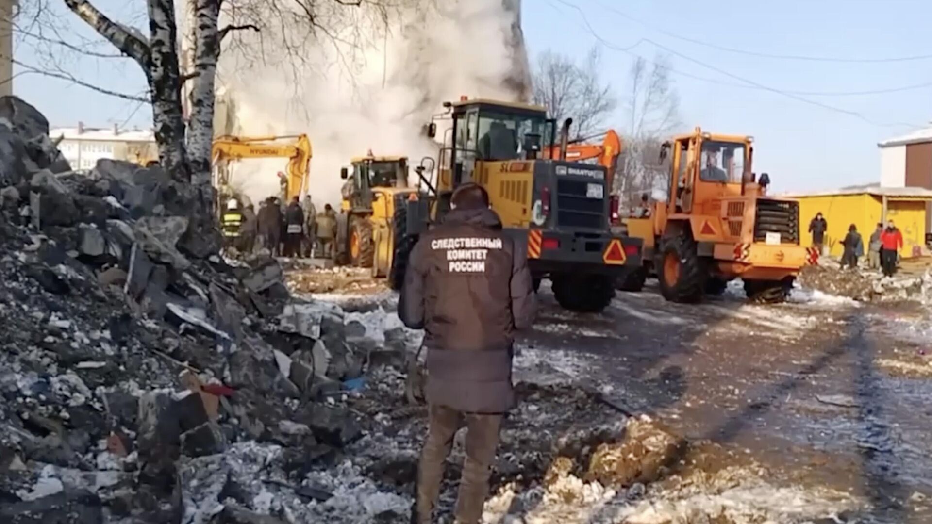 На месте обрушения дома в поселке Тымовское Сахалинской области. Кадр видео - РИА Новости, 1920, 19.11.2022