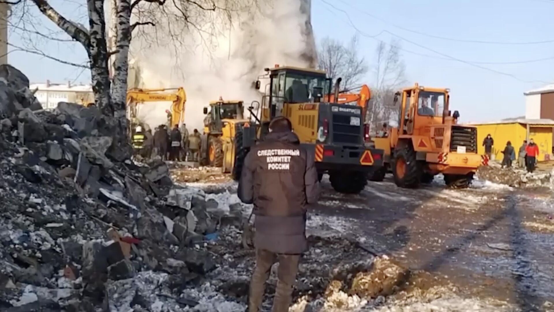 На месте обрушения дома в поселке Тымовское Сахалинской области. Кадр видео - РИА Новости, 1920, 19.11.2022