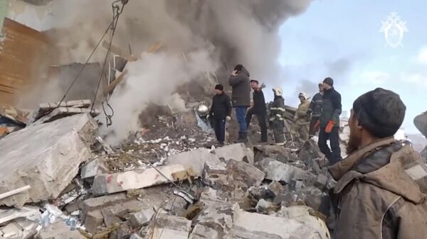 На месте обрушения дома в поселке Тымовское Сахалинской области. Кадр видео