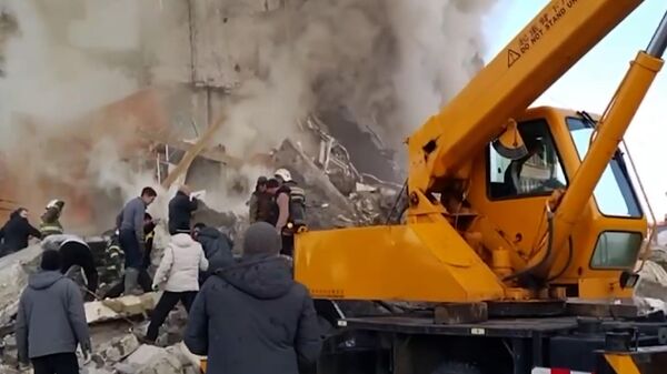 Разбор завалов на месте взрыва газа в жилом доме на Сахалине