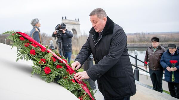 Губернатор Волгоградской области Андрей Бочаров также почтил память защитников Отечества, возложив цветы и венки к памятной стеле Город воинской славы в Калаче-на-Дону