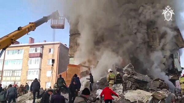 Разбор завалов после взрыва бытового газа в жилом доме, расположенном в поселке Тымовское Сахалинской области