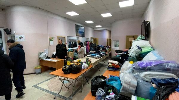 Сахалинцы несут вещи и еду в пункт временного размещения пострадавших при взрыве газа