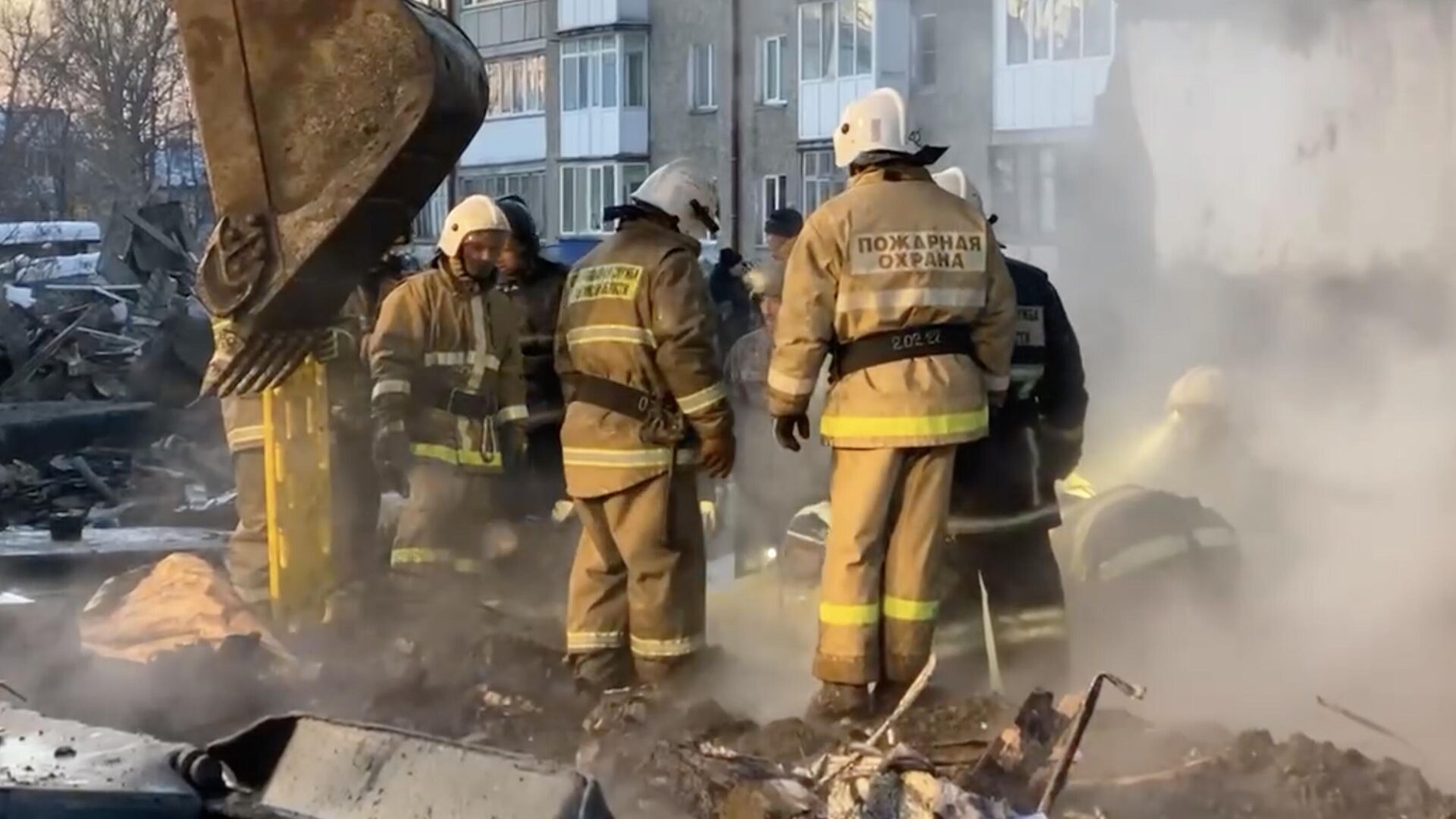 На месте обрушения дома в поселке Тымовское Сахалинской области. Кадр видео - РИА Новости, 1920, 19.11.2022