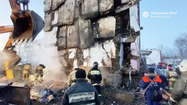 На месте обрушения дома в поселке Тымовское Сахалинской области. Кадр видео