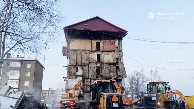 На месте обрушения дома в поселке Тымовское Сахалинской области. Кадр видео