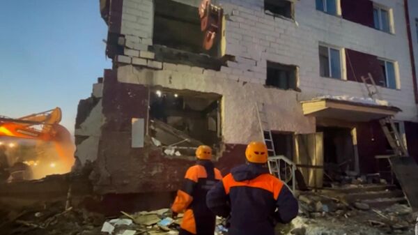 Разбор завалов и поиск пострадавших: работа спасателей на месте взрыва дома на Сахалине