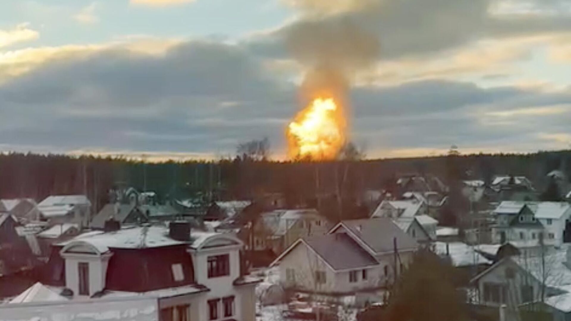 Пожар во Всеволожском районе Ленинградской области. Кадр видео - РИА Новости, 1920, 19.11.2022