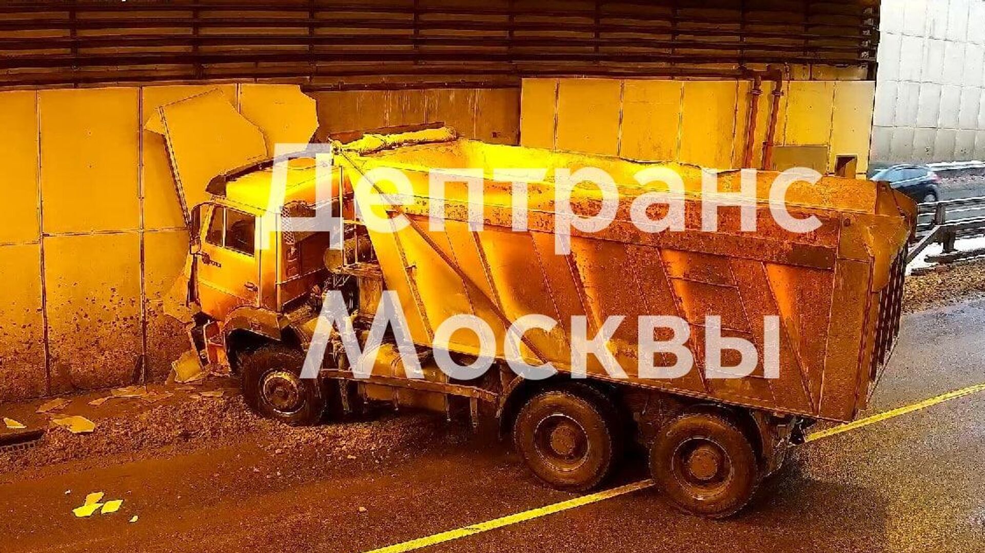 ДТП с грузовиком в Лефортовском тоннеле в Москве - РИА Новости, 1920, 19.11.2022