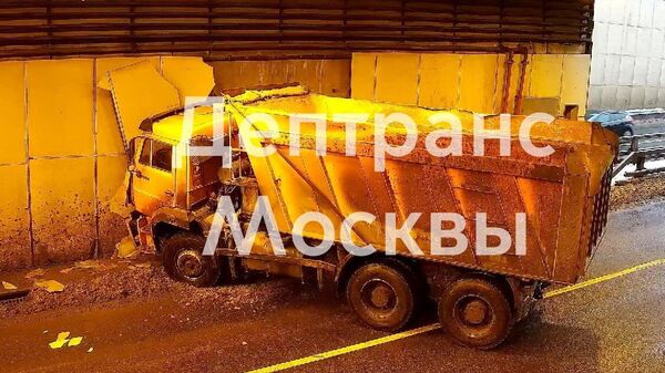 ДТП с грузовиком в Лефортовском тоннеле в Москве
