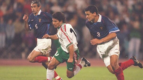 Игровой момент в матче Болгария - Россия в 1997 году. Архивное фото