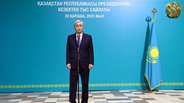 Касым-Жомарт Токаев на одном из избирательных участков в Астане на внеочередных выборах президента Казахстана