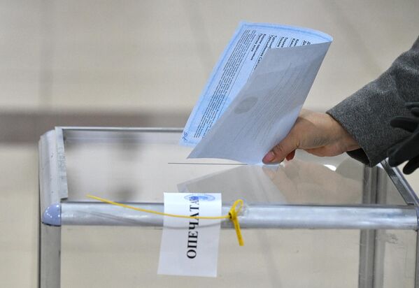 Избиратель голосует на одном из избирательных участков в Астане на внеочередных выборах президента Казахстана
