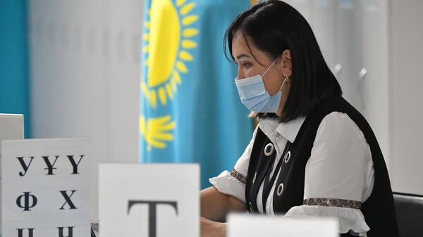 Член избирательной комиссии на одном из избирательных участков в Астане на внеочередных выборах президента Казахстана