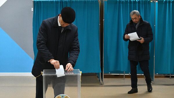 Избиратели во время голосования на одном из избирательных участков в Астане на внеочередных выборах президента Казахстана