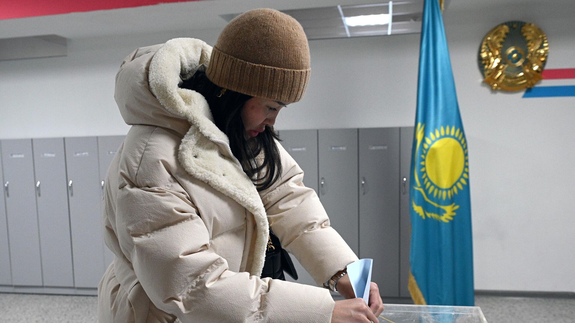 Девушка голосует на одном из избирательных участков в Астане на внеочередных выборах президента Казахстана - РИА Новости, 1920, 21.11.2022