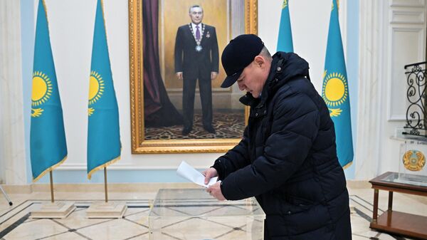 Голосование на президентских выборах в посольстве Казахстана в Москве