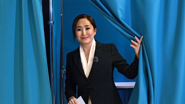 Кандидат в президенты Казахстана Каракат Абден на одном из избирательных участков в Астане