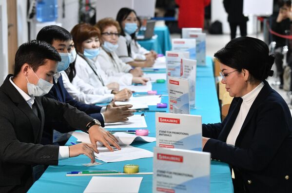 Кандидат в президенты Казахстана Салтанат Турсынбекова на одном из избирательных участков в Астане