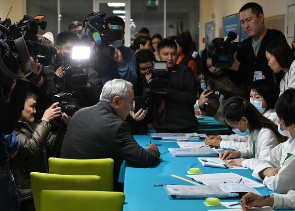 Кандидат в президенты Казахстана от партии Ауыл Жигули Дайрабаев на одном из избирательных участков в Астане