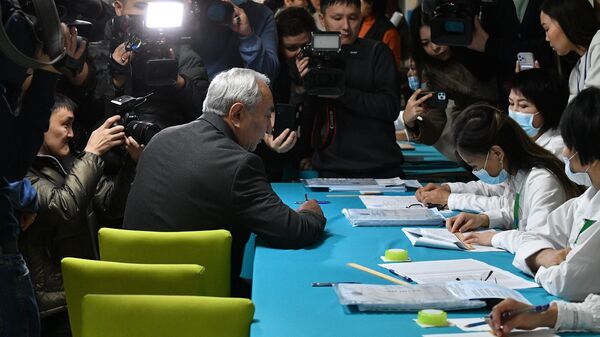 Кандидат в президенты Казахстана от партии Ауыл Жигули Дайрабаев на одном из избирательных участков в Астане