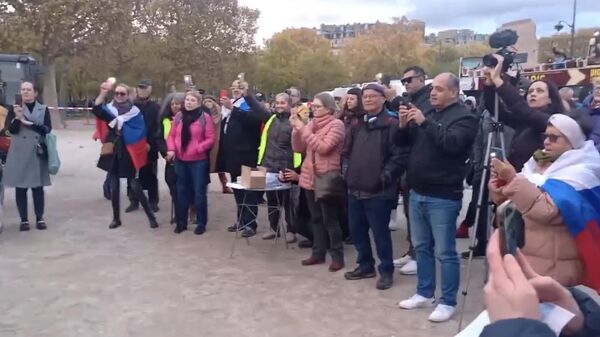 Акция организации Sos Donbass в Париже. Кадр видео