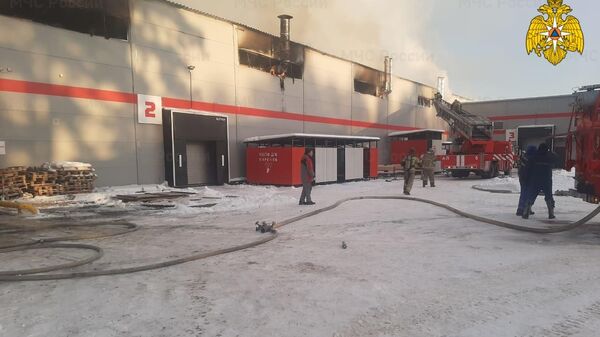 На месте пожара в ангаре в Речном переулке города Екатеринбурга