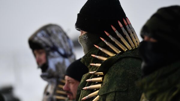 Мобилизованные военнослужащие во время подготовки к стрельбе из пулеметов на Чебаркульском полигоне в Челябинской области