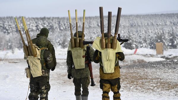 Мобилизованные военнослужащие с ручными гранатометами РПГ-7 выдвигаются на рубеж для боевых стрельб на Чебаркульском полигоне