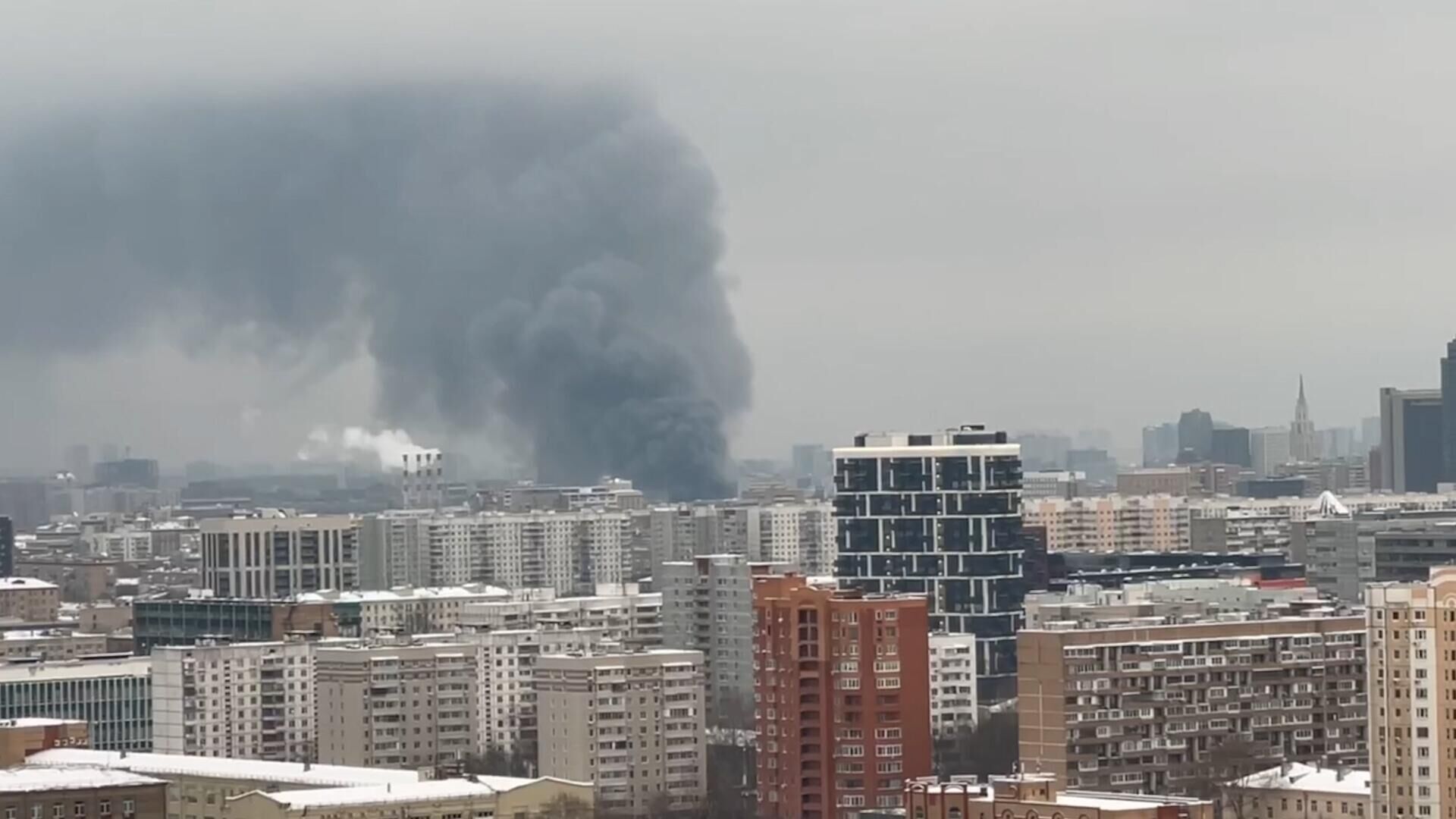 Столб густого дыма в небе над столицей: пожар в центре Москвы - РИА Новости, 1920, 20.11.2022