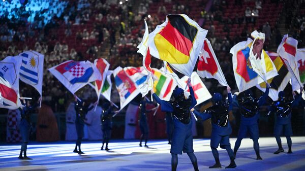 Флаги стран участниц на церемонии открытия ЧМ-2022 по футболу на стадионе ЭльБайт (ЭльХаур) в Катаре.