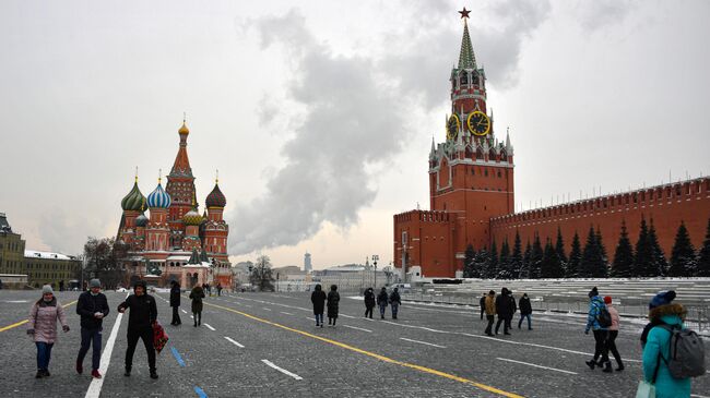 Прохожие на Красной площади в Москве