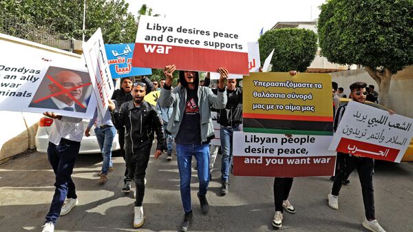 Участники акции протеста против Греции после дипломатического инцидента с визитом греческого министра иностранных дел Никоса Дендиаса в Триполи