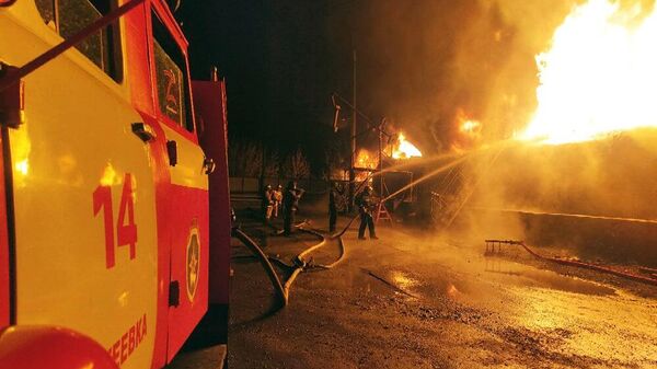 Тушение пожара на нефтебазе в Макеевке