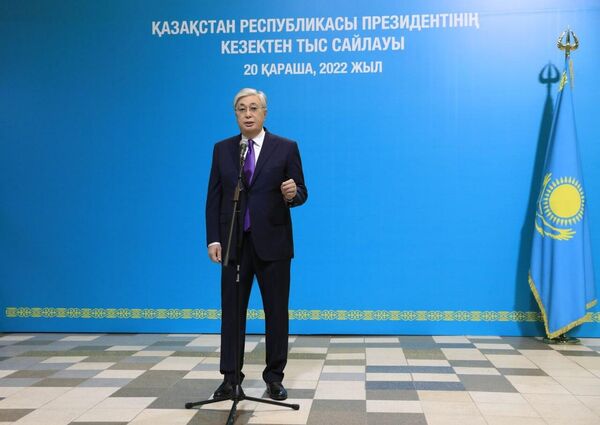 Президент Казахстана, кандидат в президенты Казахстана Касым-Жомарт Токаев на одном из избирательных участков в Астане на внеочередных выборах президента Казахстана