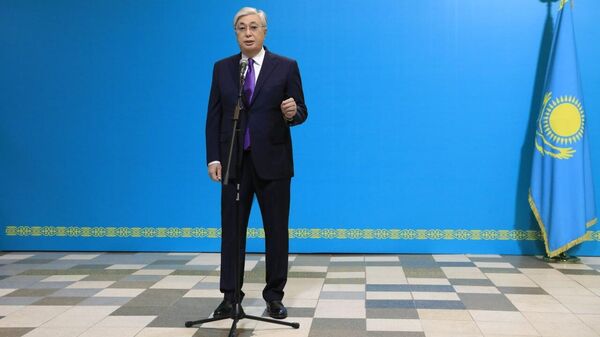 Президент Казахстана, кандидат в президенты Казахстана Касым-Жомарт Токаев на одном из избирательных участков в Астане на внеочередных выборах президента Казахстана