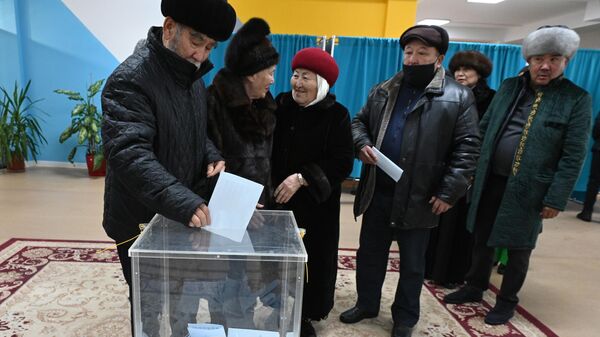 Очередь к урне для голосования на одном из избирательных участков в Астане