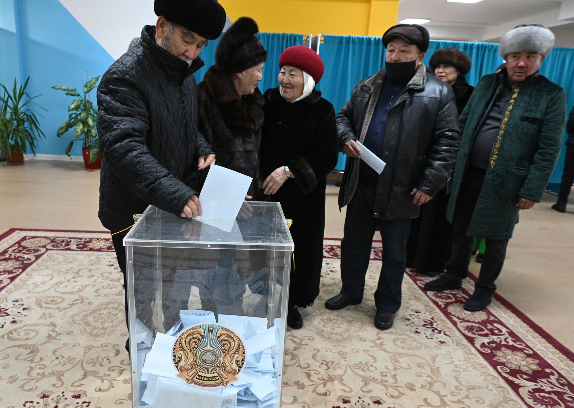 Очередь к урне для голосования на одном из избирательных участков в Астане на внеочередных выборах президента Казахстана - РИА Новости, 1920, 21.11.2022