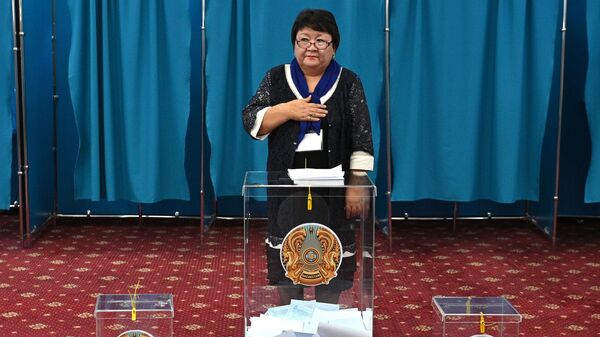 Председатель избирательной комиссии на одном из избирательных участков в Астане в ходе внеочередных выборов президента Казахстана