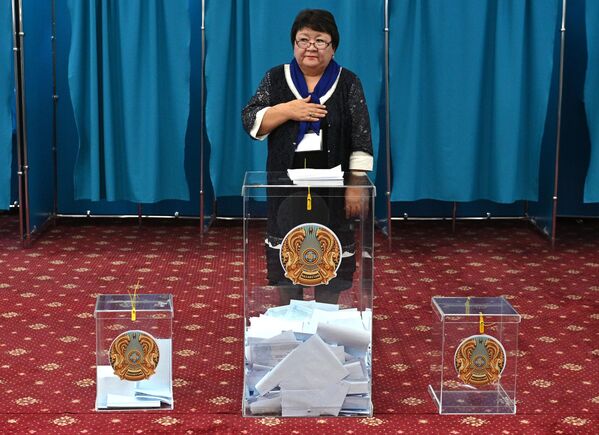 Председатель избирательной комиссии на одном из избирательных участков в Астане в ходе внеочередных выборов президента Казахстана